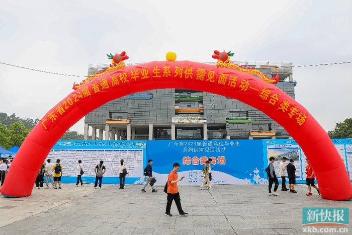 11时许,广工本科毕业生小鹏就已经在现场给好几个心仪的企业投出简历