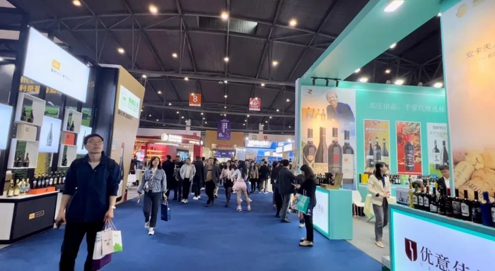 2024年全国春季糖酒会上前来参展的酒商 实习记者陈露/摄