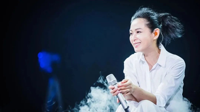 54岁刘若英罕见晒娃结婚10年分居10年儿子9岁原来她一直在搭伙过日子