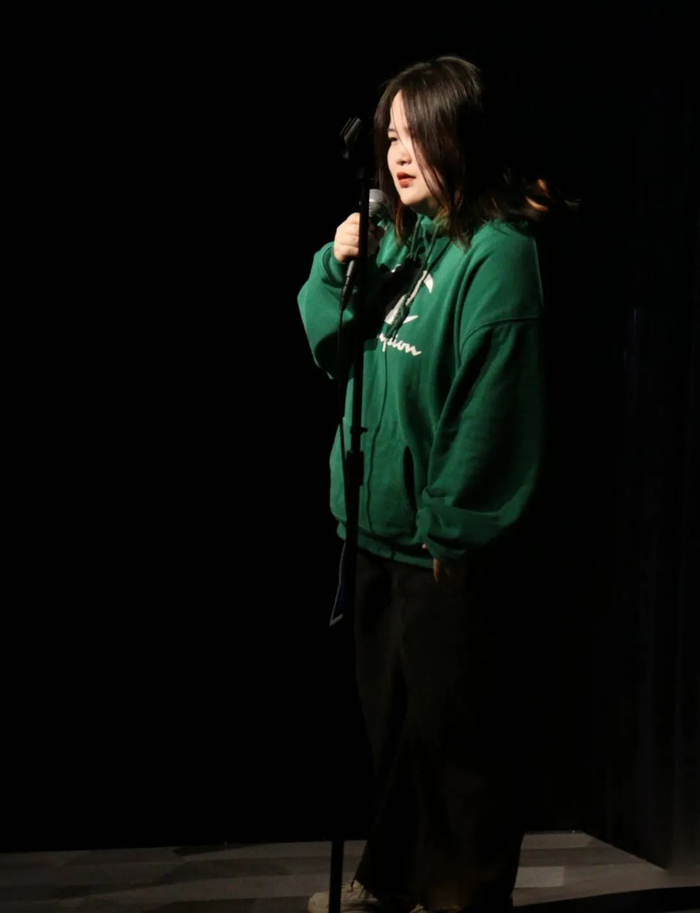 (正在线下演出的小蝶▲)03 关于女性尽管在脱口秀综艺节目中,女演员的