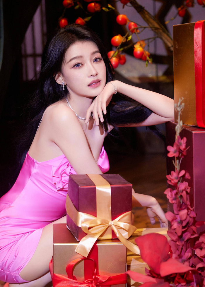 孙怡甜辣风造型图释出 酒酿梅子妆有种毫不费力的美