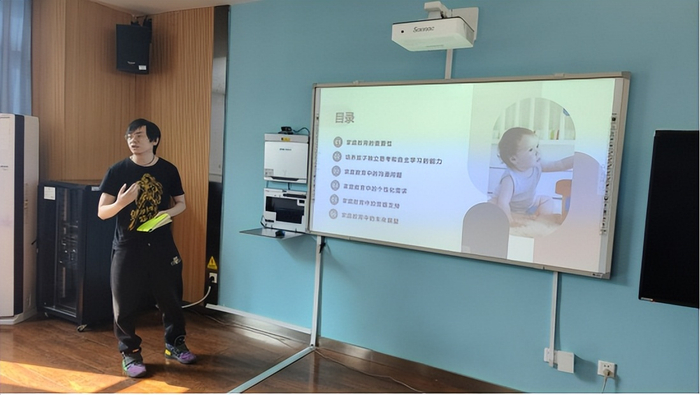 张婉欣分别分享了所读的精彩书籍《教育中的心理效应》《乌合之众》