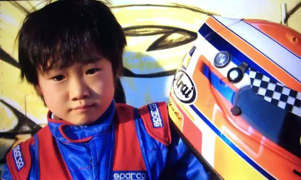 小时候的角田太萌啦!这是他赢得比赛后喷香槟庆祝的场景