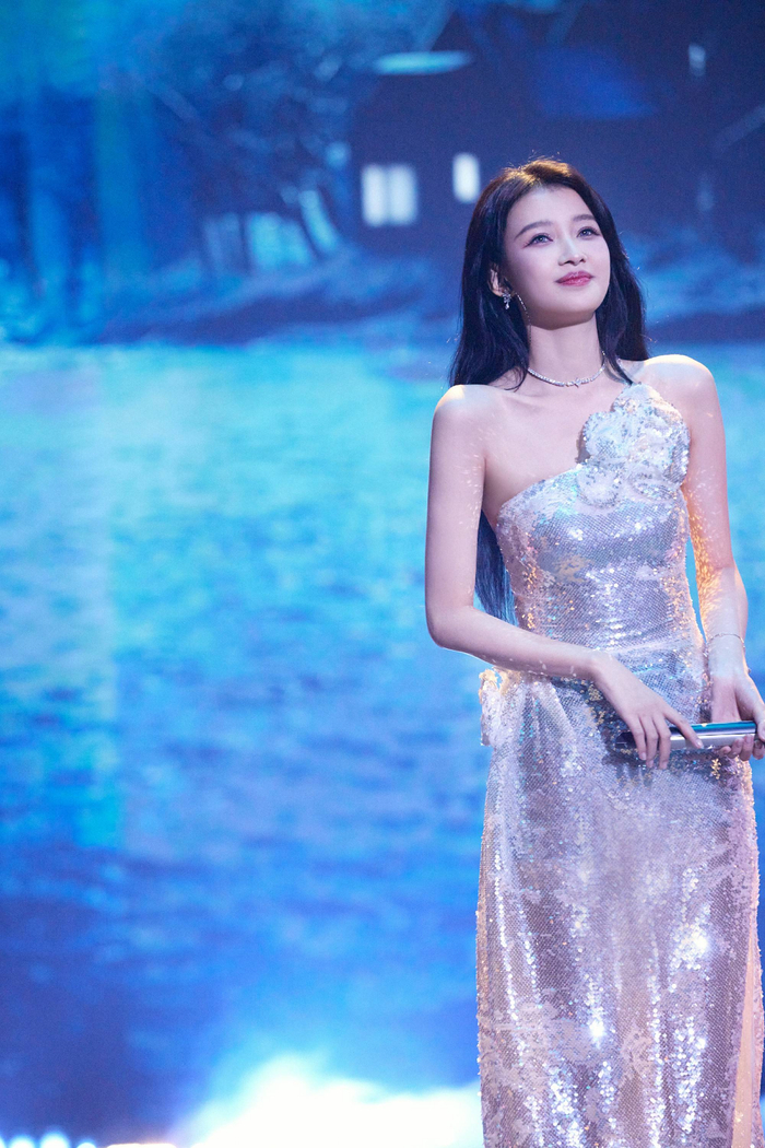 孙怡银色细闪礼裙亮相节目,又甜又优雅魅力值爆表|孙怡|爆表|节目