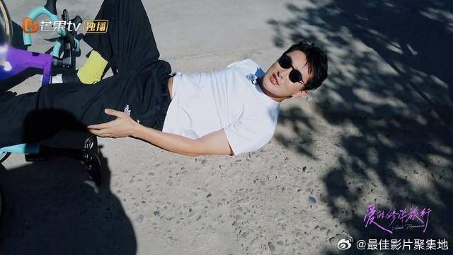 王彦霖骑车遛弯,结果刚出门就摔跤!