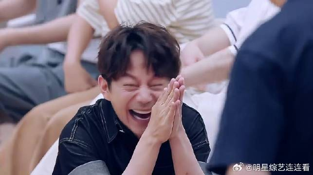 何炅太喜欢照片,在好六街偷照片被抓包,笑不活了