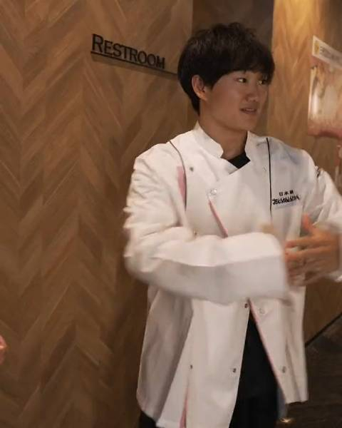 去年角田的日本料理,劳森吃出表情包