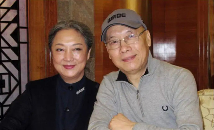 岳华能跟郑佩佩好过,很正常呀,因为他俩都是上海人,亦舒原先也是上海