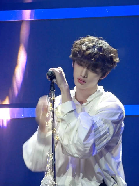 分享一段十七岁的丁程鑫自作填词的7years洋娃娃在唱歌