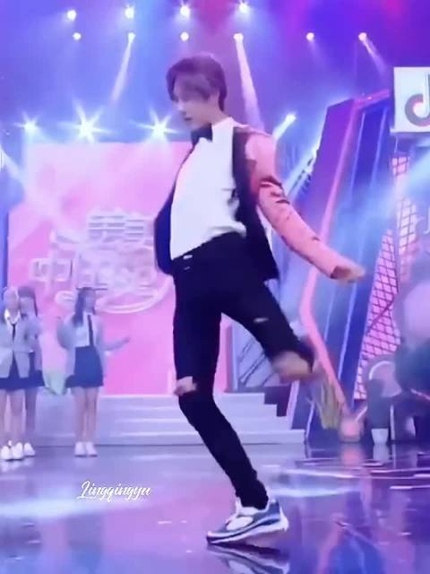 黑色休闲装自由随性内娱舞蹈顶级水平只服王一博