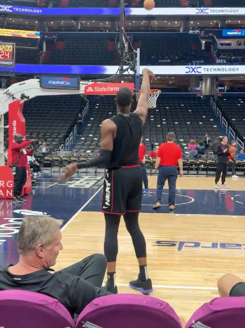 阿德巴约赛前的底角三分训练4中3可惜今天比赛中两记弧顶三分都没进