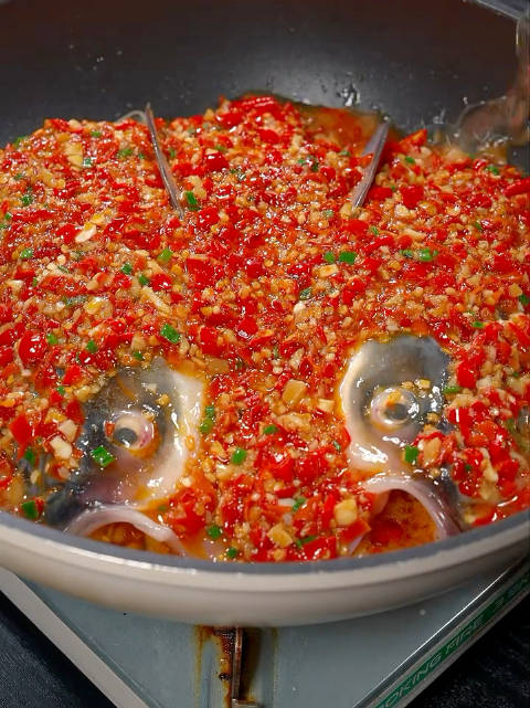 这样做的剁椒鱼头不用上锅蒸制作简单还好吃