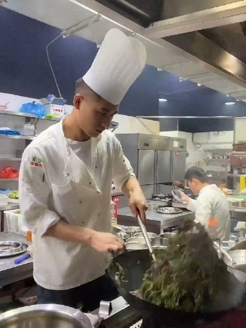 帅哥厨师不同年纪的炒菜方式所以你喜欢什么时候的他