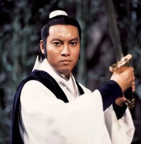 岳华能跟郑佩佩好过,很正常呀,因为他俩都是上海人