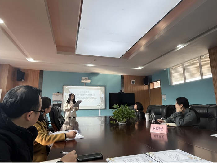 张婉欣分别分享了所读的精彩书籍《教育中的心理效应》《乌合之众》