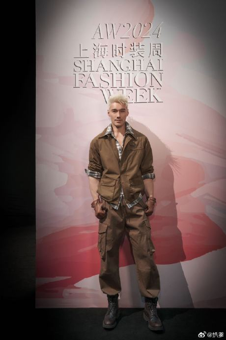 53岁的胡兵走秀,这张脸而且完全看不到岁月的痕迹,超酷,超帅|胡兵