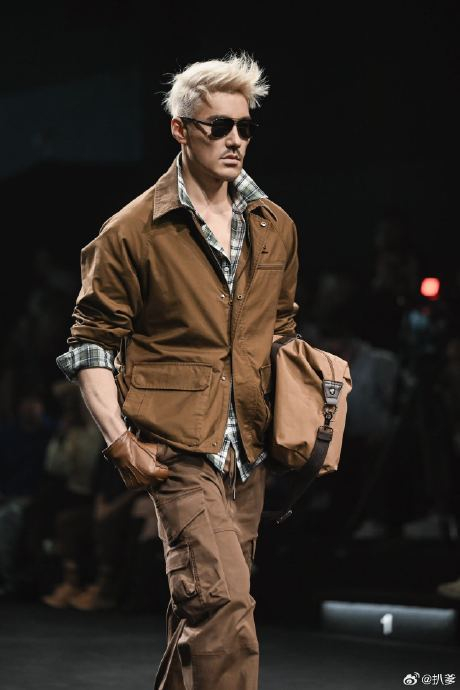 53岁的胡兵走秀,这张脸而且完全看不到岁月的痕迹,超酷,超帅|胡兵