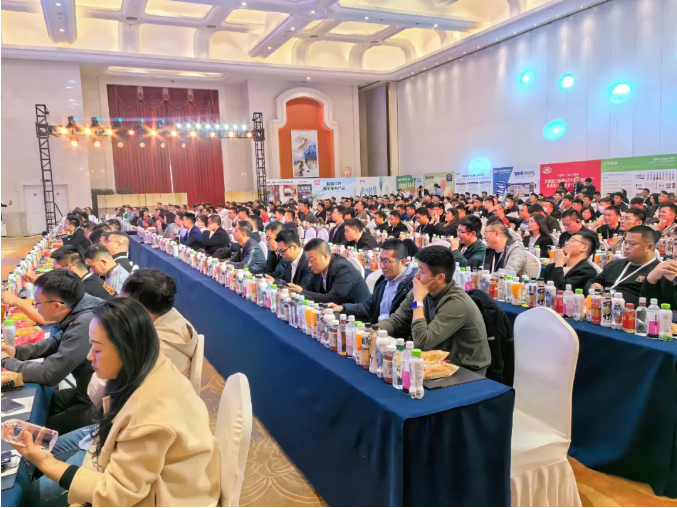 来自北京晨购科技有限公司ceo符小芸,和路雪户外渠道项目经理廖志伟