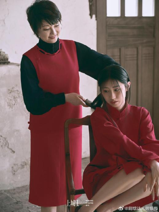 徐帆带18岁养女徐朵上杂志封面，母女俩笑得好甜，徐朵气质也很像徐帆|徐帆|杂志封面_新浪新闻