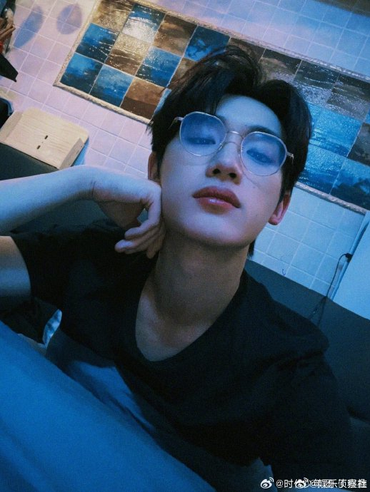 好帅的小丁啊,对戴眼镜的男孩子本来就没有抵抗力,小丁这个三七分配上