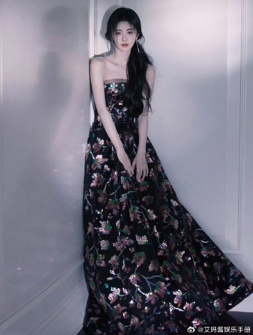网友发现鞠婧祎黑纱礼裙疑似和某婚纱店的婚纱款式一样…|鞠婧祎_新浪