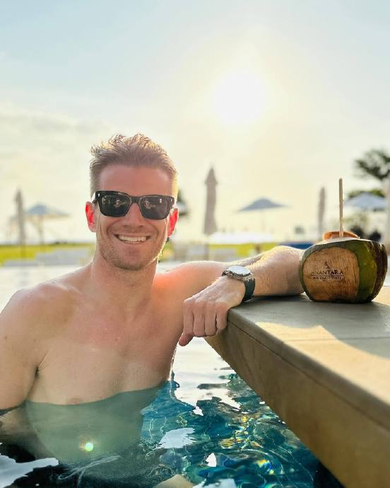 霍肯伯格一家三口在泰国普吉岛度假_新浪新闻