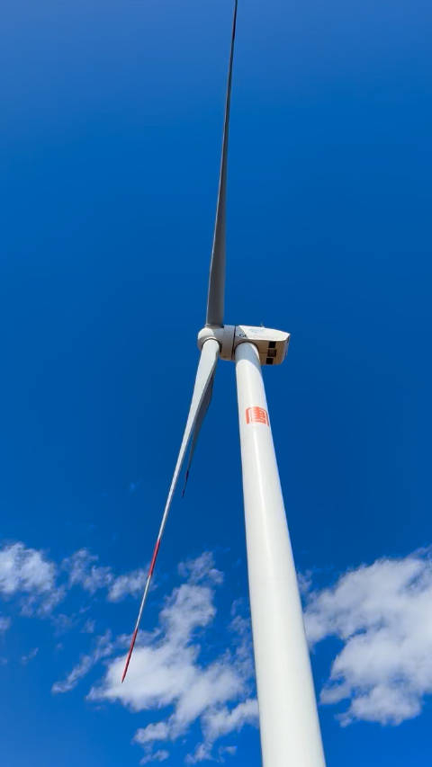 风力发电机,这个角度看还蛮震撼的_手机新浪网