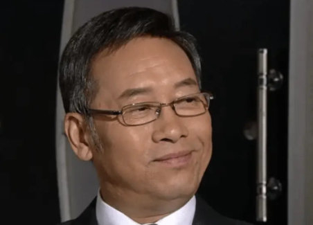 岳华看不下去,左右劝说,甚至为了平息矛盾竟然自掏腰包付了罗烈的片酬