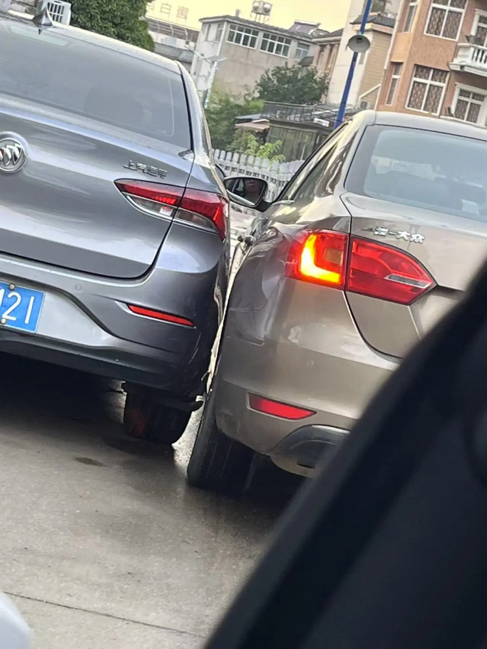 在上海的老小区停车,车停进去了就别想走|车牌_新浪新闻
