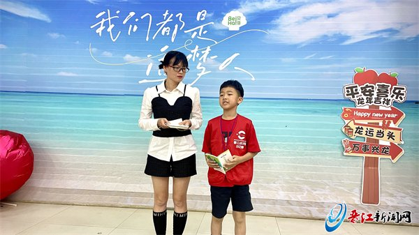 下过大雨的潮湿没有阻挡大家爱读书的脚步,早上9点,家长和孩子们相继