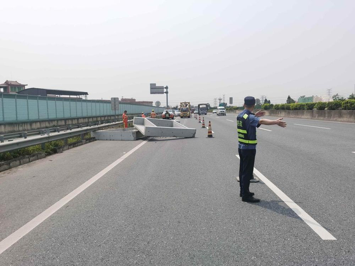 广清高速路政员紧急救援保障道路安全畅通