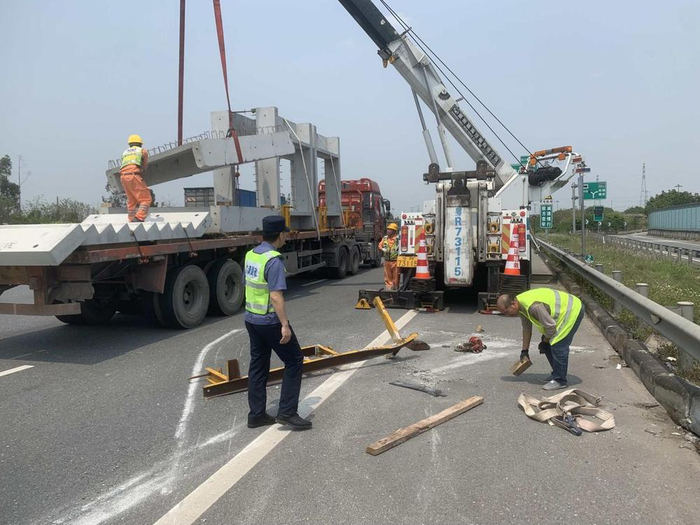 广清高速路政员紧急救援,保障道路安全畅通|高速|货车_新浪新闻