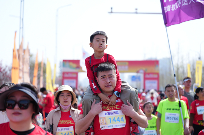 一马双城上半年最大规模马拉松开跑