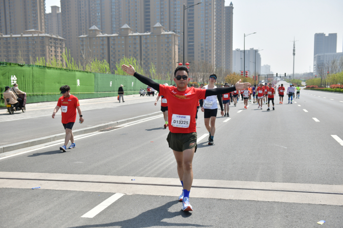 一马双城上半年最大规模马拉松开跑