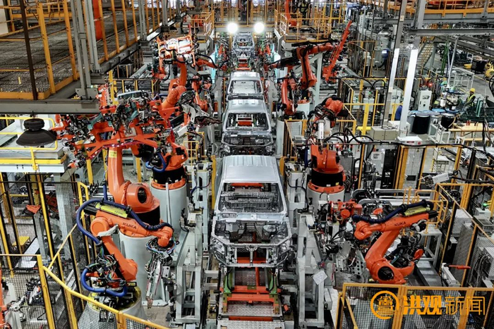 江铃汽车生产车间一片繁忙景象