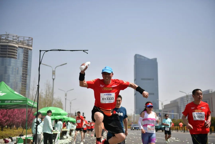 一马双城上半年最大规模马拉松开跑