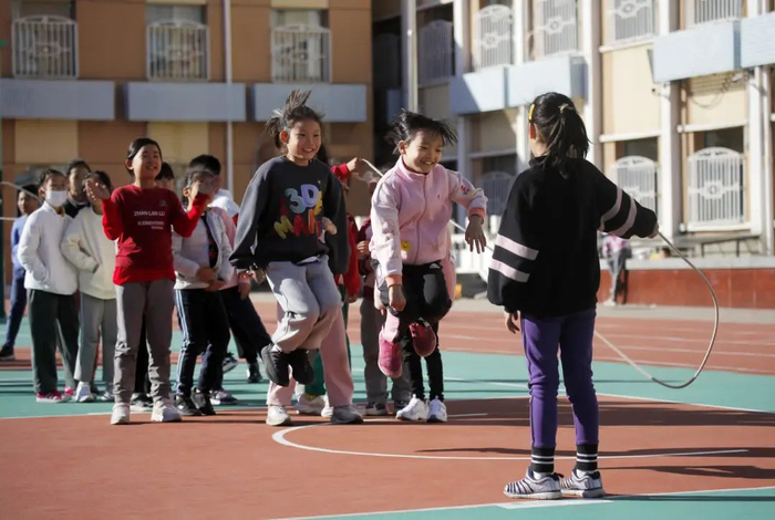 在西城区展览路第一小学，学生们利用大课间做各种游戏。（学校供图）
