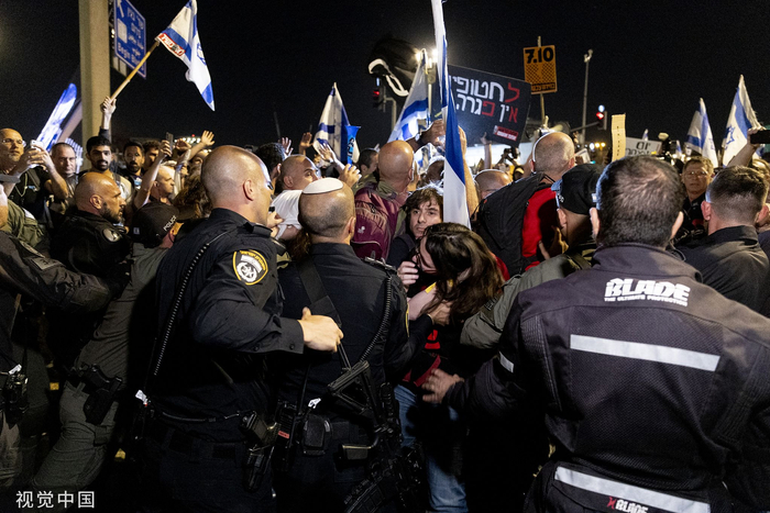 当地时间3月31日，耶路撒冷，以色列抗议者与警察发生冲突 图源：视觉中国