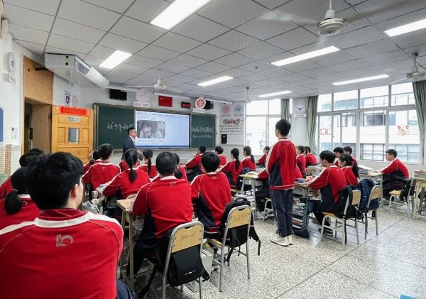 在重庆市第二十九中学高2023级1班(第20届红岩英烈班),上演了一场反