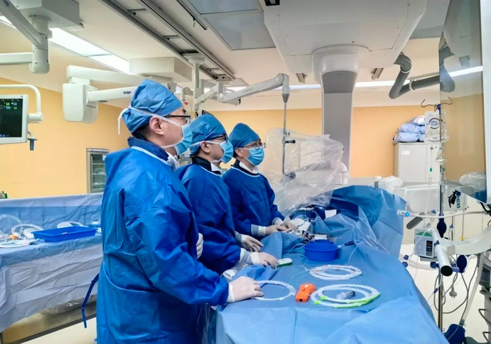 ▲神经外科脑血管病介入团队手术中