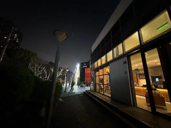 园区路灯成摆设,夜间不开行人路难行,物业回应为"节能"|物业_新浪新闻