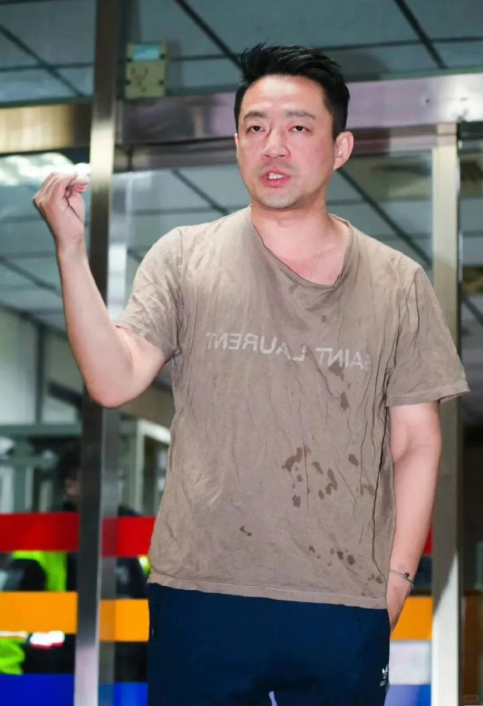 「汪小菲」去警察局穿的同款ysl,被跟风网友买断货了.(/doge)