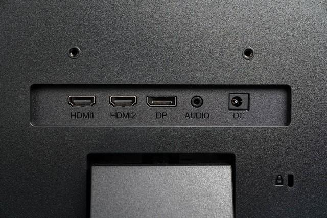 接口方面科睿p4的设计与科睿p5一样,并非在底部而是在背部,这样的