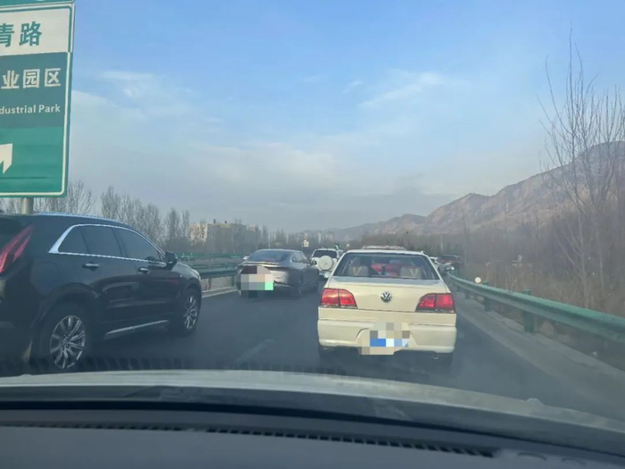 g0612西和高速通海路入口处,此路段因前往西宁市区凤凰山路,前往湟中