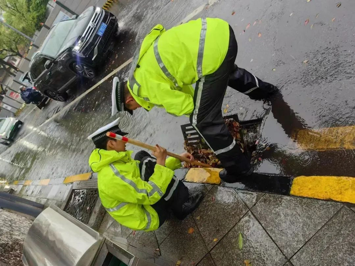 滂沱大雨倾斜而下长沙特警队员依旧和往常一样身姿挺拔地坚守在执勤