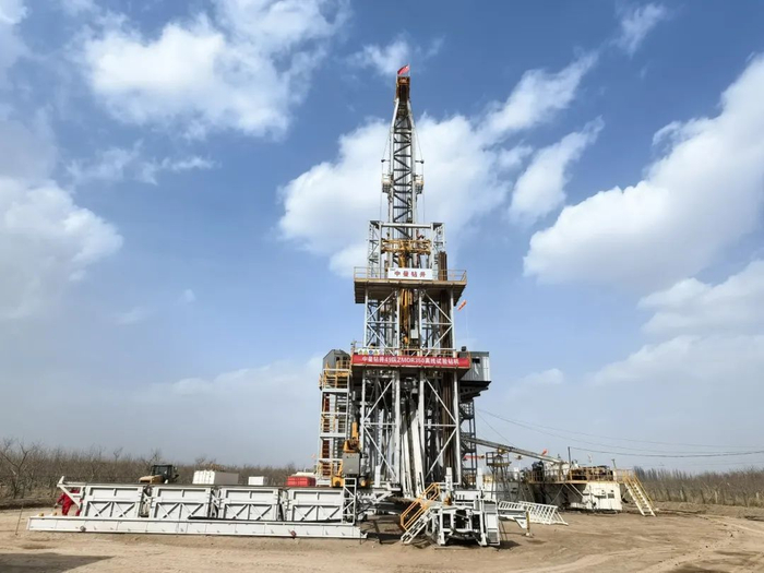 钻机( 以下简称中曼石油)中曼石油天然气集团股份有限公司工作人员