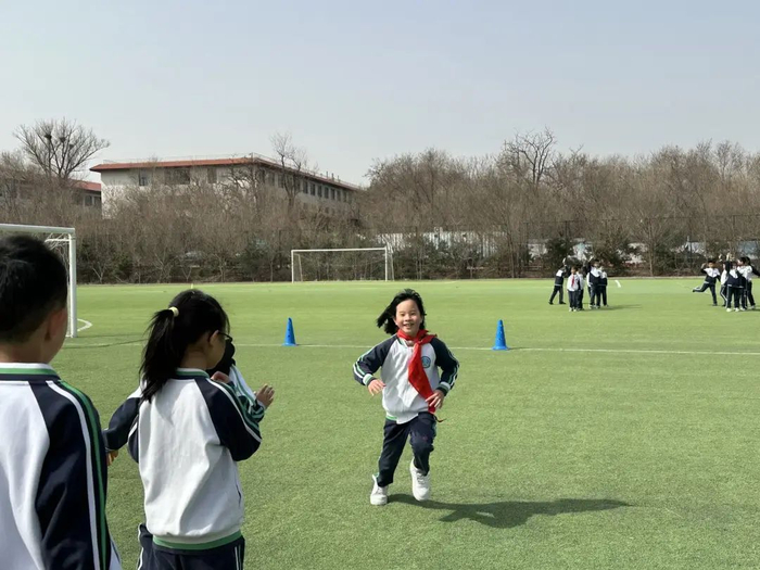中国科学院附属玉泉小学把“超长课间”搬上山。（北京日报李祺瑶 摄）