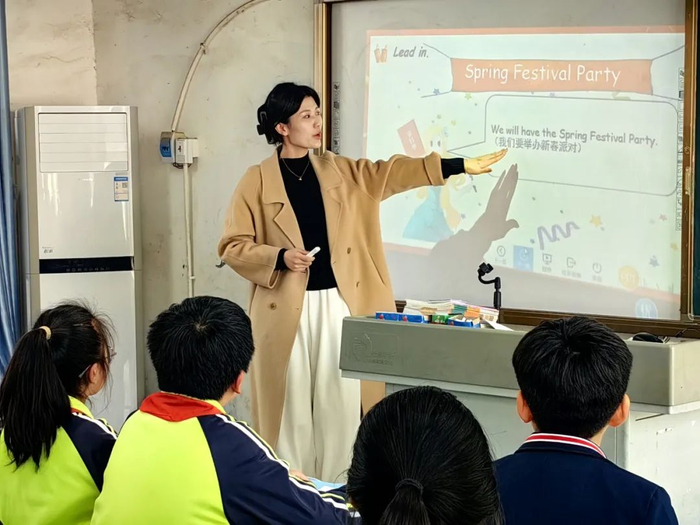 非遗人美术教师李慧,优秀青年英语教师王思懿,小学部语文教研组长王岚