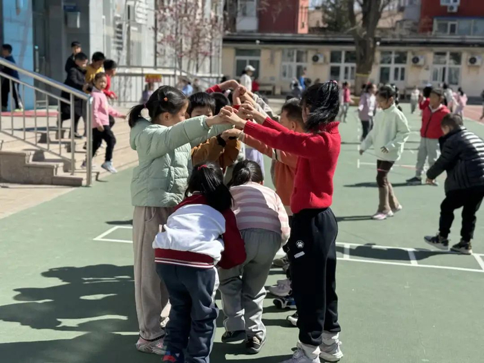 在西城区展览路第一小学，学生们利用大课间做各种游戏。 （学校供图）
