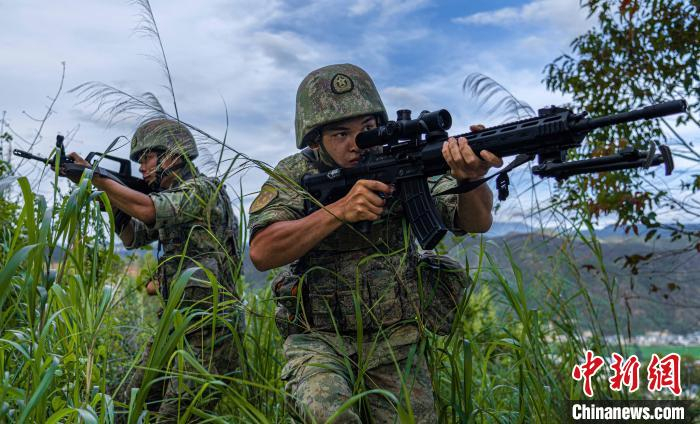 第75集团军某合成旅滇西高原开展实战训练